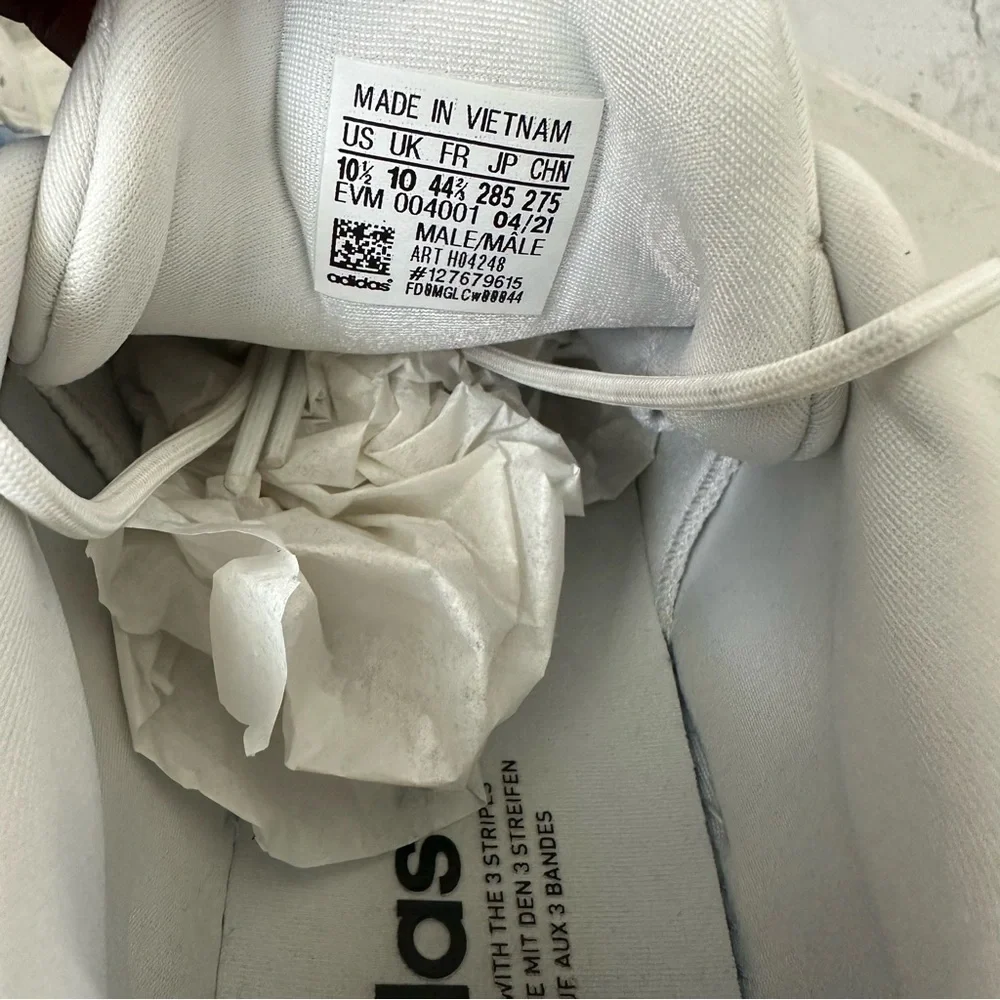 Adidas Men’s Ozelia Sneaker Size 10.5